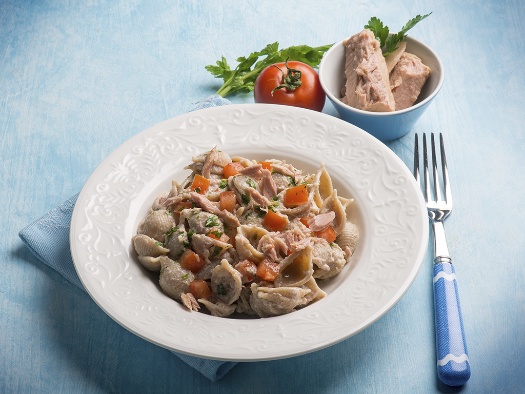 Pasta shell salad with tuna and peppers - Olive Oils from Spain