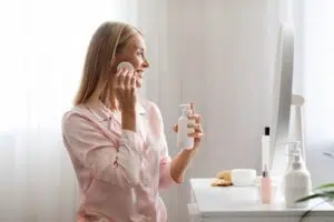 woman doing her skincare and beauty routine
