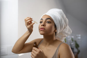 woman using oil to moisturize her skin